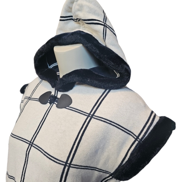 Tahari short sleeve sweater top with hood. Faux fur lined. 7/8 - Picture 2 of 6